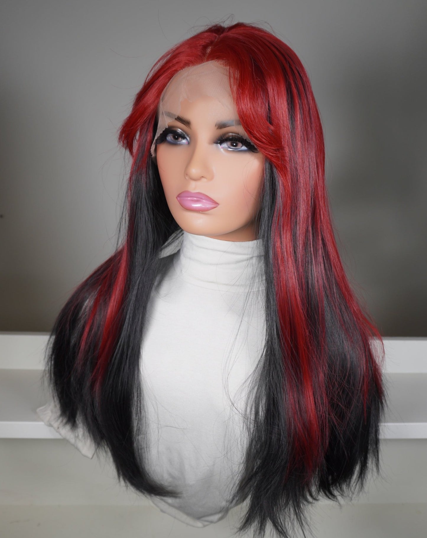 Red and black T lace synthetic wig. Rød parykk